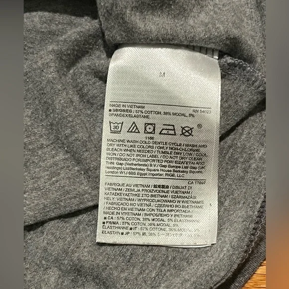 2 Banana Republic Gray V-Neck Women T-shirts - Picture 6 of 10